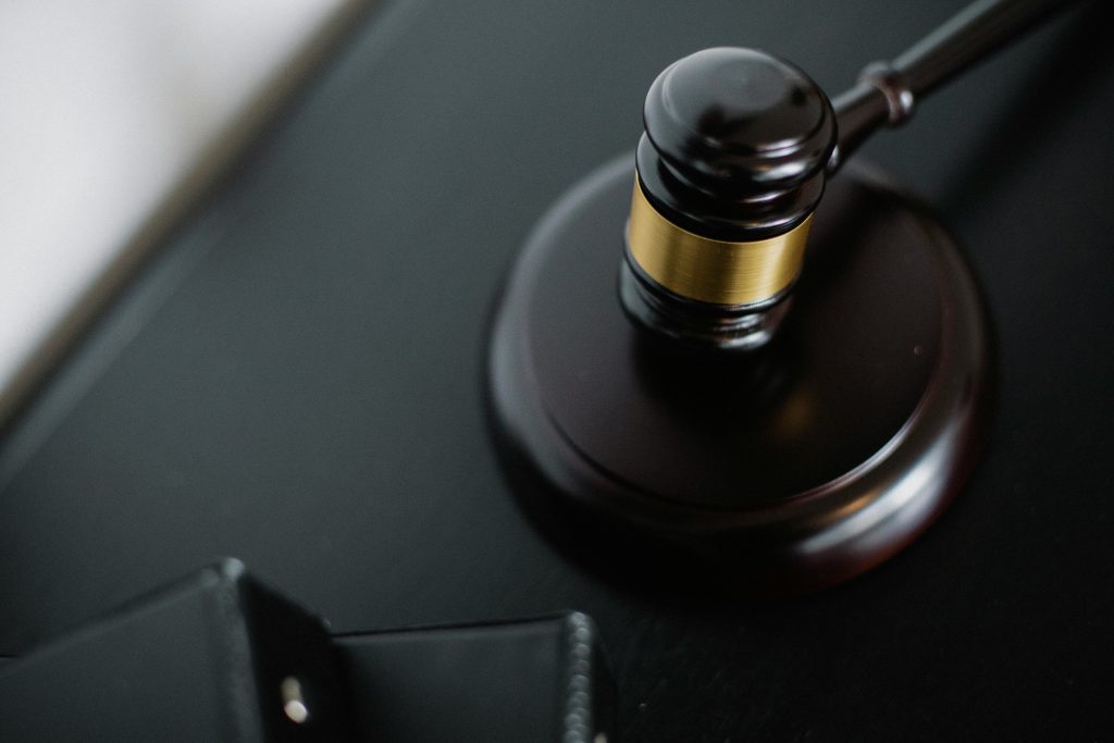 Martillo de juez: el tribunal fija el recargo según la causal de despido