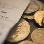 Monedas y liquidación: cálculo del recargo de la indemnización por despido injustificado